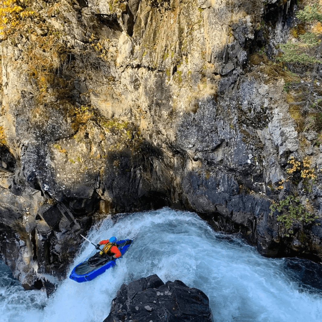 whitewater packrafter uses shred hybrid 4-piece to maneuver through fast-flowing curves on river
