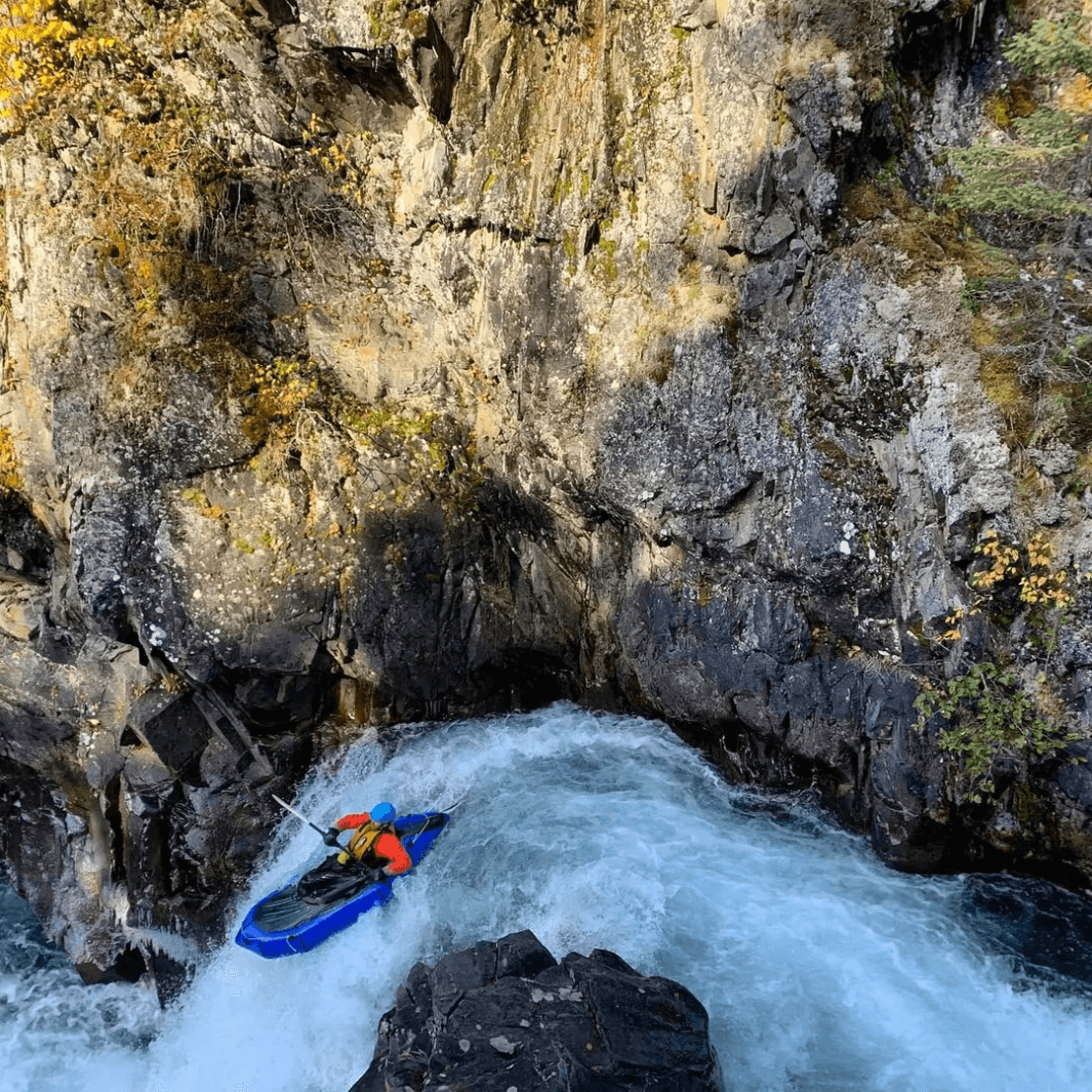 whitewater packrafter uses shred hybrid 4-piece to maneuver through fast-flowing curves on river 