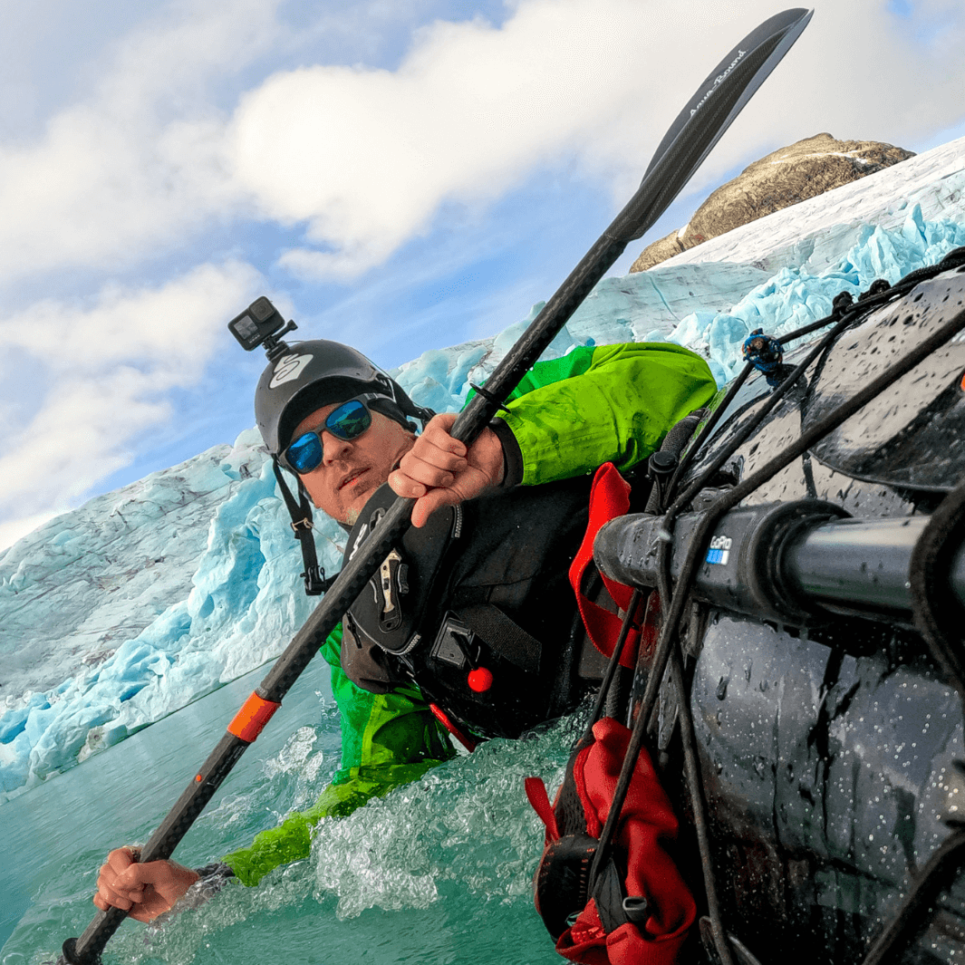 Tomasz Furmanek bracing his sea kayak with the whiskey carbon 2-piece posi-lok kayak paddle