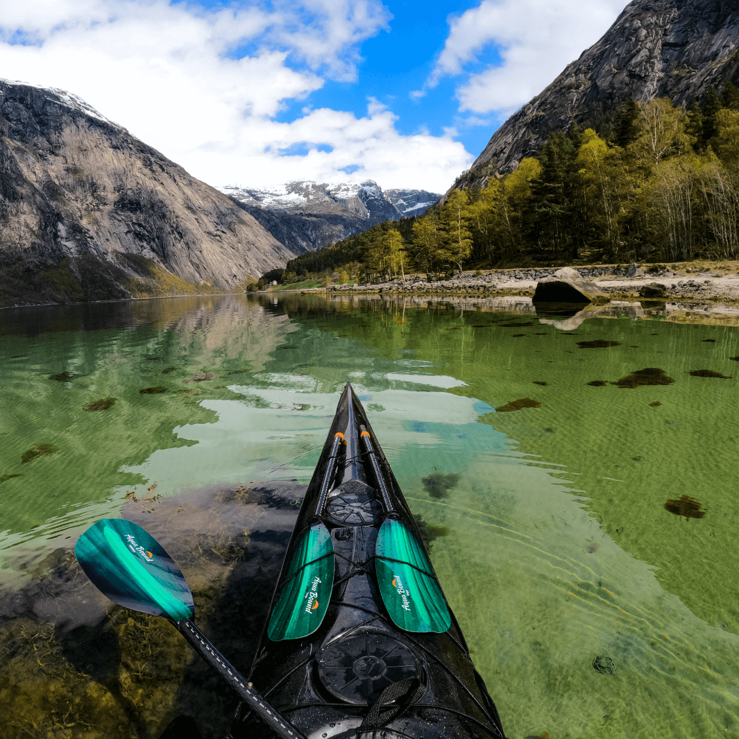 Bow shot from Tomasz Furmanek in Norway with Green Tide paddles#color_green-tide